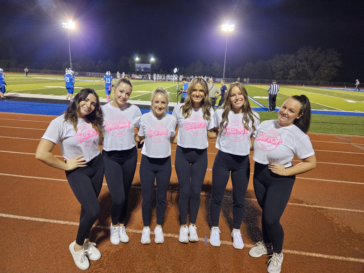 JHS_R7_Dance's tweet image. Fun #FNL celebrating our seniors! #jeffersonr7dancers #gobluejays #jhsdancers