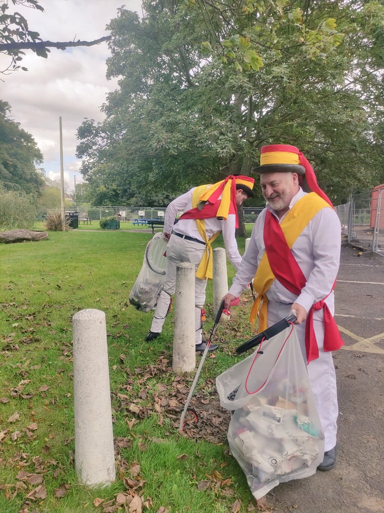 GreenOakMorris's tweet photo. Jamie and Ady had a fun morning litter picking in kit and chatting to people in @SandallPark - something a bit different to raise awareness about Doncaster's only morris dancing group! https://t.co/QXPwK5NpBg