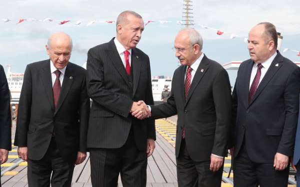 WHO18811938's tweet photo. 👉Türk Milliyetçileri gözaltına alınıyor tutuklanıyor.
👉Araplar açık şekilde Türklere hakaret ediyor tehdit ediyor.
👉Sınırlar açılmış milyonlarca kaçak ülkeyi işgal ediyor…
👉Artık sınırı geçen Türk halkına saldıran kaçakları haber yapmak bile yasak…
👉Atatürk’e ve Cumhuriyete hakaretler havalarda uçuşuyor…
👉Şeriat istiyoruz sesleri heryerde…
👉Tarikatlar ve cemaatler ülkeyi kurumları esir almış durumda. 
👉İsmi Milliyetçi Haraket Partisi olan partiden tek bir ses çıktığını duydunuz mu?
👉Muhalefet nerede? 
👉Bir kaç kişi hariç muhalefetten tepki var mı? 
👉Erdoğan 21 senenin final perdesini açmak üzere… 
👉İran’da bir gecede yaşanan 
👉Türkiye’nin temelleri sağlam olduğu için 21 seneye yayıldı ve sonuna yaklaşıldı…
👉Uyan Türkiye uyan… 
#cokusdonemi