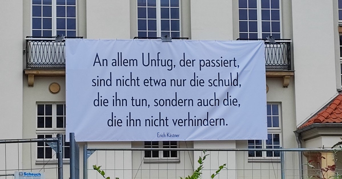 PIRATEN_Saar's tweet photo. Der Statement, das als Banner an der Fassade des Theaters in #Nordhausen hängt, ist richtig: "An allem Unfug, der passiert, sind nicht etwa nur die schuld, die ihn tun, sondern auch die, die ihn nicht verhindern." Stellt euch ihr entgegen, verhindert die AfD. #FCKAfD #PIRATEN https://t.co/U9dbtghERe