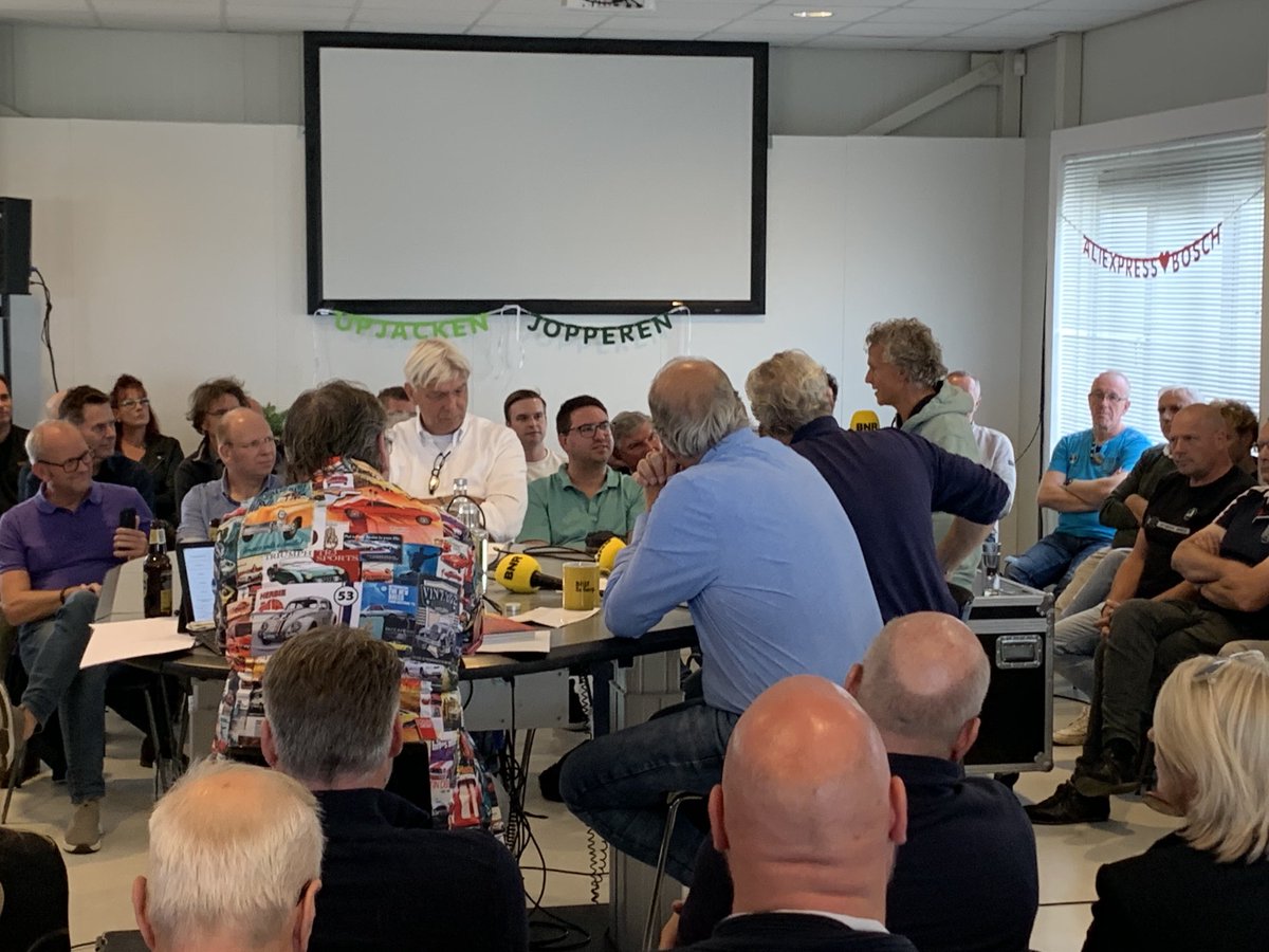 PimKors's tweet photo. En toen was er opeens Jan Lammers. Wat leuk, alleen duren Jan’s 6 minuten langer dan de klok denkt. @BNRpetrolheads #pc300 https://t.co/md6K6Xity2