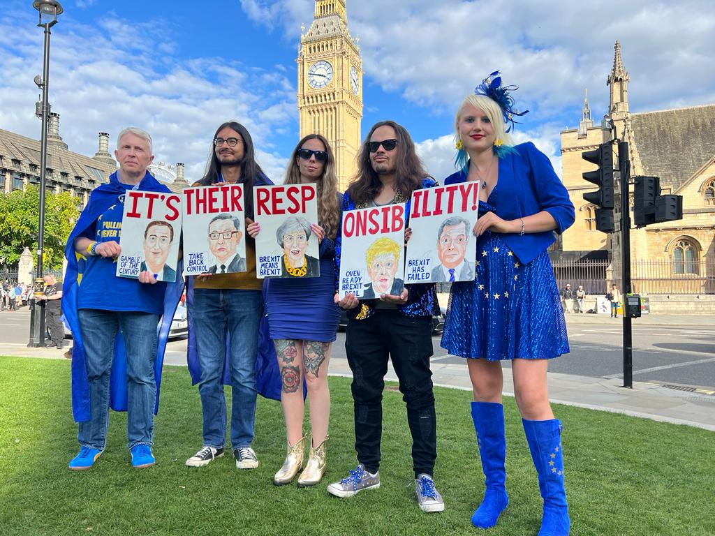MadeleinaKay's tweet photo. AMAZING day at the #MarchforRejoin in London today 🇬🇧💙🇪🇺 A huge thank you to @MarchForRejoin &amp; everyone who came and waved the EU flag loud and proud! #TheFutureisRejoin #RejoinEU @guyverhofstadt @thatginamiller https://t.co/RU6k3aRquq