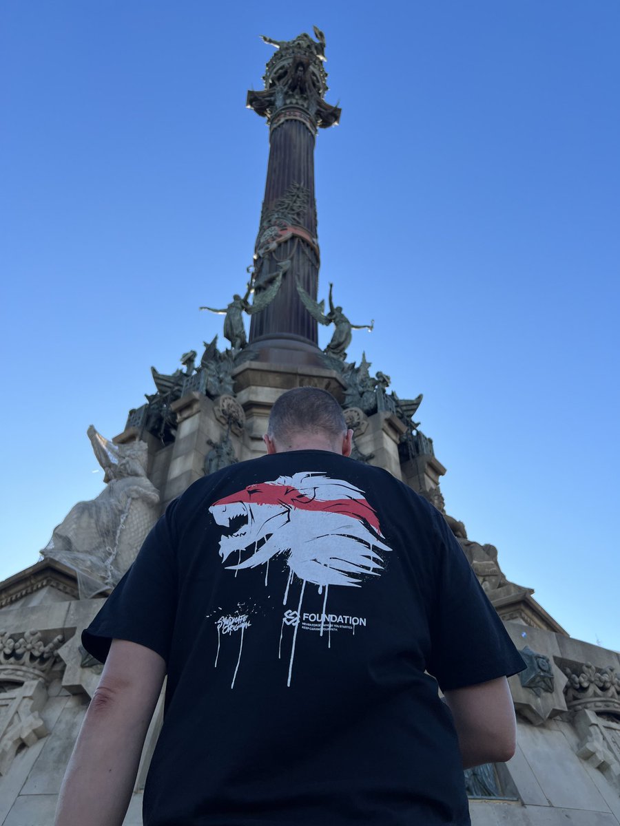 SamSims78's tweet photo. When in Barcelona and you swap the hoodie to the T-shirt #abstract #syndicateoriginal ⁦@Syndicate⁩ ⁦@SyndicateOG⁩ https://t.co/MRaUoFfXqg
