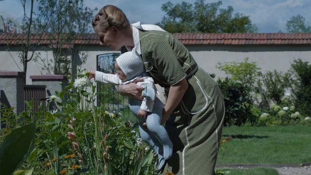 EkaitzOrtega's tweet image. La zona de interés, lo nuevo de Jonathan Glazer, nos viene a recordar que cada plano es político, que ser perturbados es un placer, aunque duela. Abruma comprender que nuestra reacción a la realidad parte de cómo nos adaptamos a la extrañeza.