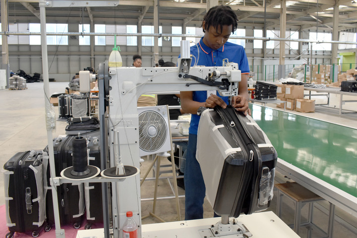 XHespanol's tweet photo. El Phoenix Park Industrial Estate de #TrinidadyTobago, diseñado y construido por la empresa china Beijing Construction Engineering Group (#BCEG), sigue atrayendo inversión local y extranjera tras convertirse en el primer proyecto del Caribe bajo la Iniciativa de la #FranjayRuta propuesta por #China. ¡Da clic para conocer más de este importante proyecto! ➡️https://t.co/0JxAmETgey
#sobrechina 🇨🇳