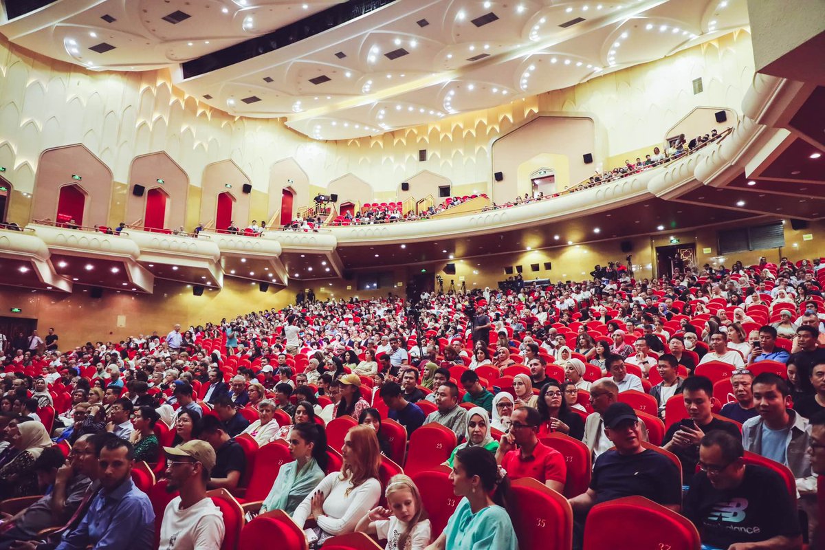 ChinaEmbAlgeria's tweet photo. إحتفاء بالذكرى الــ 65 لإقامة العلاقات الدبلوماسية بين الجزائر والصين، حضر سفير الصين في الجزائر لي جيان ووزيرة الثقافة والفنون صُـورية مُولـوجي، مساء يوم 22 سبتمبر 2023، بقاعة العروض أوبرا الجزائر "بوعلام بسايح" لعرض مميز قدمه مسرح البالية للفرقة العالمية الصينية "سوتشيه". https://t.co/VtDF3ECa4D