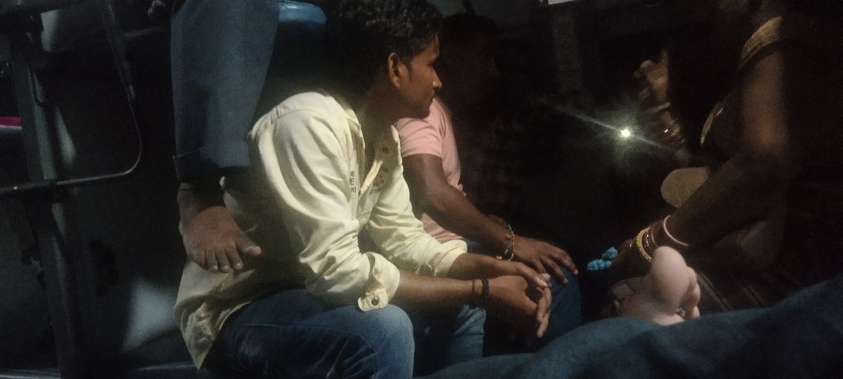 passionvarma's tweet photo. Kya fayda Train mai Reservation karane kaa jab apni seat par baithne ko bhi naa mile or unreservation waale aake aapki seat par kabja kar https://t.co/XQjJyLe1OH one check 
Train 19803 paisa de kar bhi yehi sab jhelna pade to kyaa fayda.
@AshwiniVaishnaw 
@RailMinIndia
S-5 coach https://t.co/9yUY4yF0eA