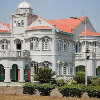 Yorubaness's tweet photo. This is Adeola Odutola (Ogbeni Oja) Lodge, Ijebu-Ode (built in 1939). 

The late Queen Elizabeth II slept there in 1956, during her Official visit to Nigeria.

Queen Elizabeth II was scheduled to visit only Ibadan, Enugu and Kaduna as the regional capitals.

She requested her visit be rerouted to include Ijebu-Ode to enable her visit Chief Timothy Adeola Odutola, the Ogbeni Oja, her father’s friend who usually wined and dined with the royals at Buckingham Palace.

She passed a night at the Ijebu-Ode residence of the Ogbeni Oja.

Follow @Yorubaness