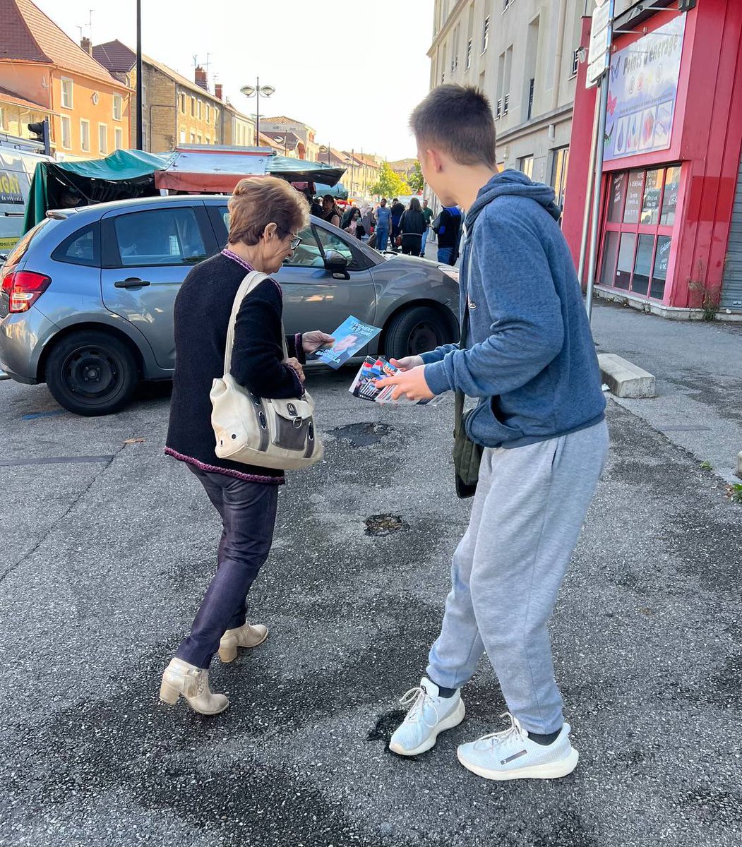 Une autre équipe militante était présente ce matin sur le marché de Meyzieu pour cette première journée de mobilisation!

Merci et bravo à vous! 🇫🇷

#RN #Lyon #VivementLe9Juin