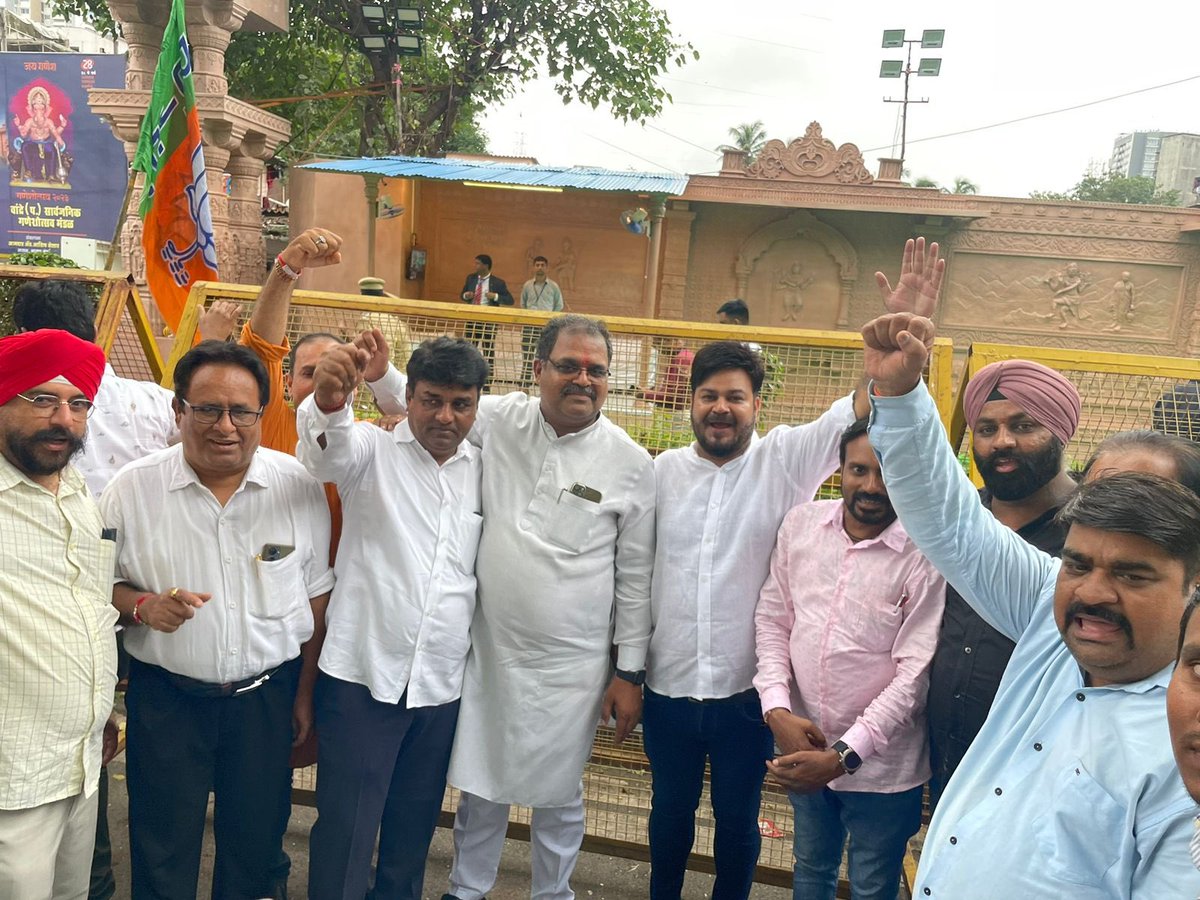 ganeshmpandey's tweet photo. Today welcomed our Union Home Minister India 🇮🇳 Shri @AmitShah ji in #Mumbai at @BJP4Mumbai President MLA Shri @ShelarAshish ji Bandra Sarvajnik Ganesh Utsav Mandal at Bandra West enthusiastic karyakarta welcomed & chanted Amit bhai ko Jai Shri Jai Shri Ram & Ganpati Bappa Morya 🙏🏻❤️ @AmitShahOffice #amitshahinmumbai #AmitShah #Ganpati2023 #mumbaicharaja #GanpatiFestival #JaiGanesha #GaneshMPandey