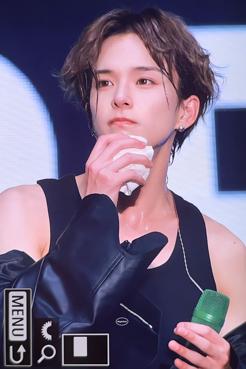 LOOK HOW PRETTY YOUR MAN IS 📸🖤

#ASAHI #아사히 #TREASURE #트레저