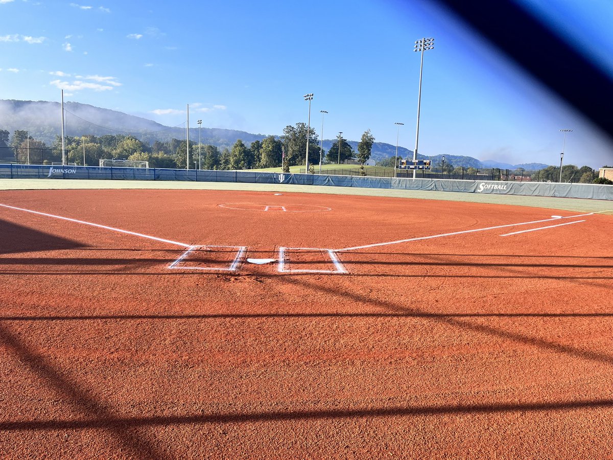 JURoyalsSB's tweet photo. It’s a beautiful day at JU for some softball @tnmojomcdaniel @Velofastpitch @StarsnationalD @BatbustersSmith https://t.co/6Ib3UvqKu0