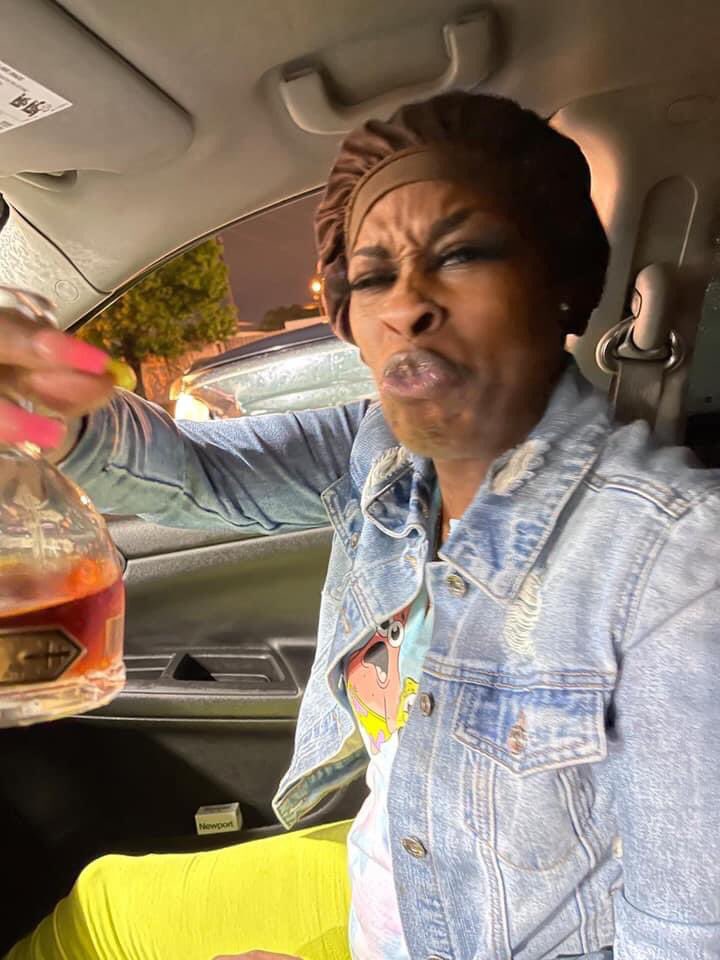 TheAfolaranmi's tweet photo. me handing you the bottle after my first shot https://t.co/ZHRfbrN0Zs