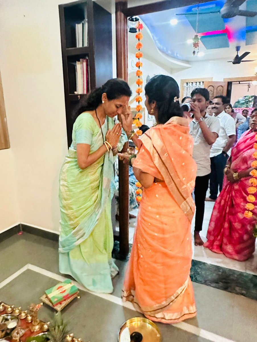 RaniBeldare's tweet photo. आज संसदरत्न खासदार सौ सुप्रियाताई सुळे गौरी गणपतीच्या हळदीकुंकू साठी उपस्थित राहिल्या धन्यवाद ताई।
@supriya_sule

सौ राणी दिपक बेलदरे
उपसरपंच आंबेगाव बु।। https://t.co/PqYkX9Szpd