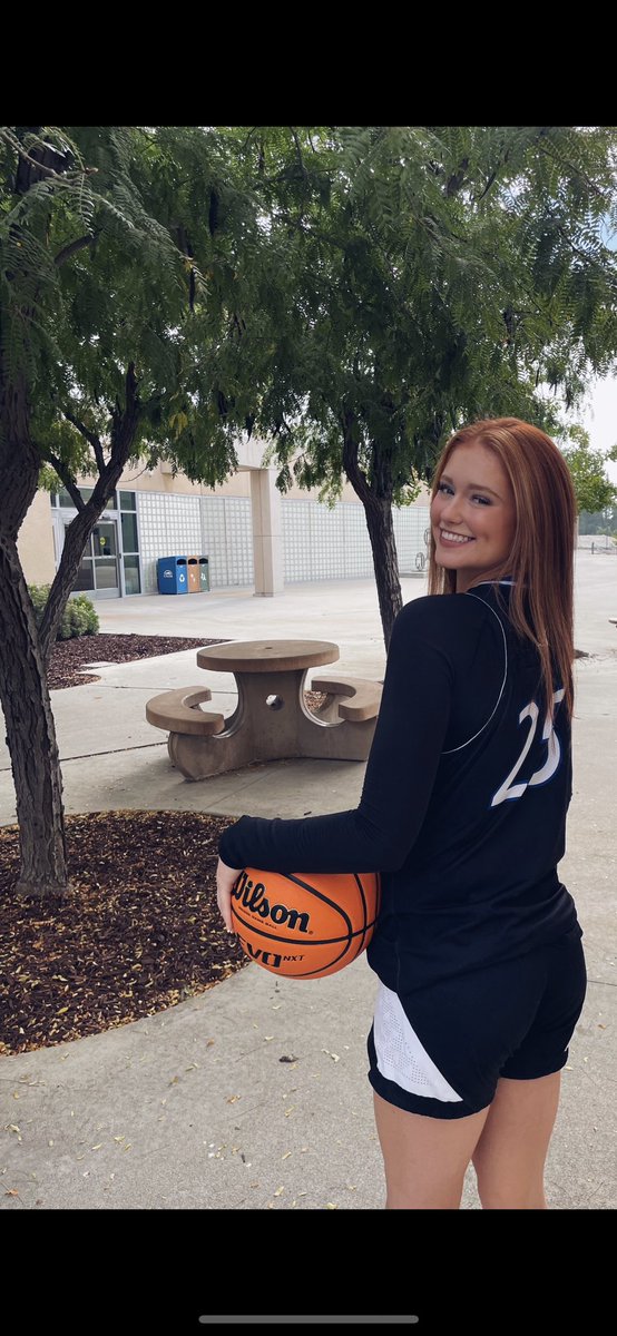 HenleySammie's tweet photo. 3rd go around🤍🫶🏼🏀 https://t.co/jihemNj7vd