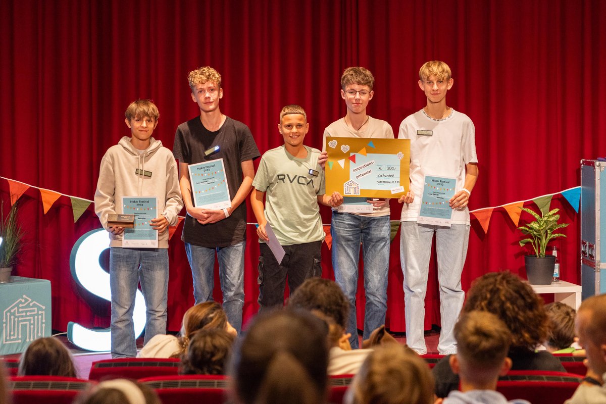 Die Gewinner*innen der Make-Your-School-Awards 2023: Der Nachhaltige Snack-Automat aus #Darmstadt gewinnt in der Kategorie Innovation und den Publikumspreis. Der Design-Award geht an die Nachhilfeplattform StudyConnect aus #Braunschweig. <a href="/wissimdialog/">Wissenschaft im Dialog</a> @ktstiftung @VectorStiftung
