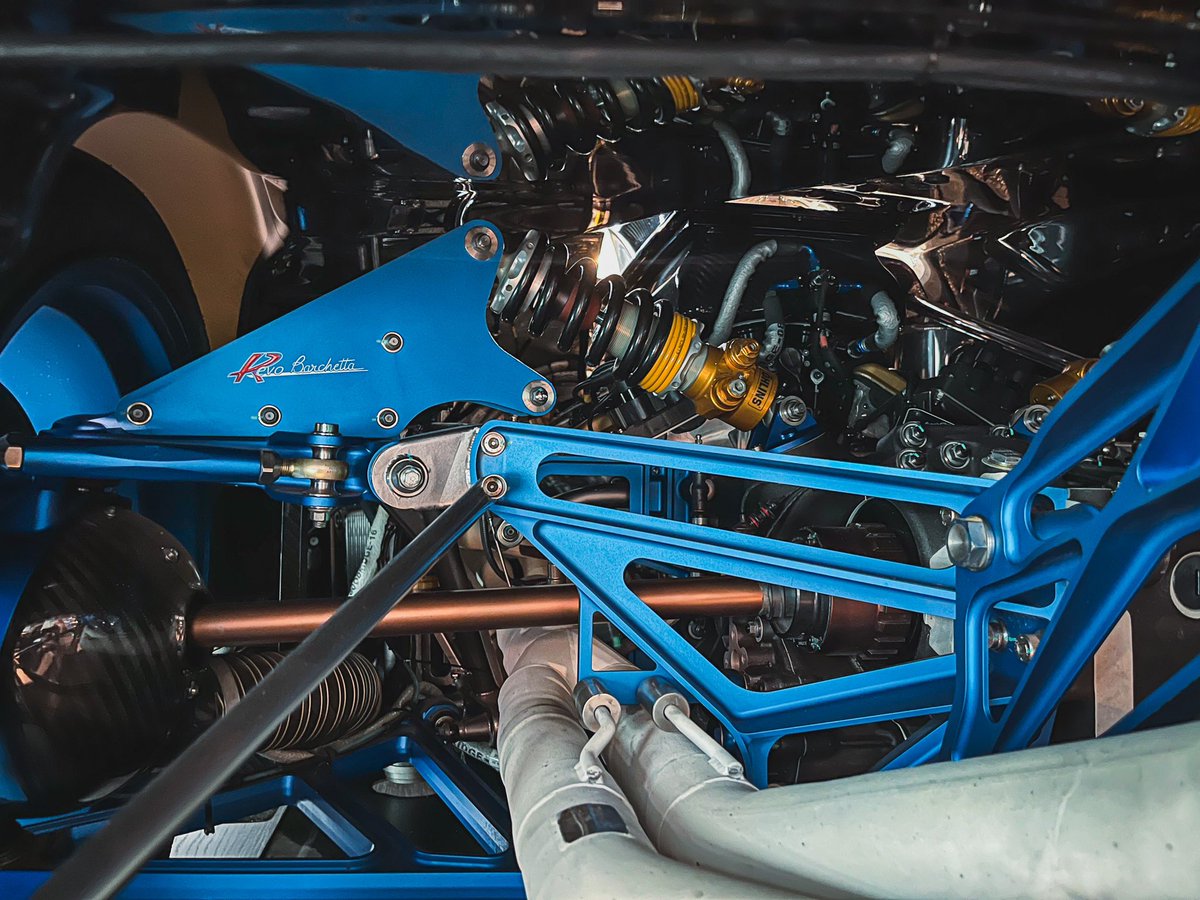 Hrubis1's tweet photo. Nikdy jsem nechápal, jak někdo může brát auto jen jako obyčejný nástroj přepravy. Estetika, funkce, technologie. Vše v jednom kompaktním balení. Ze své podstaty jsou to mistrovká díla. Zavěšení Pagani Zonda R Evo Barchetta - “jen funkční díl” #engineeringisbeautiful https://t.co/tHQnCQG8oF