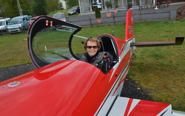 laurentalbaret's tweet image. [On en parle] @lecho_fr • « Catherine Maunoury, pionnière du sport de voltige, se confie avant le meeting  aérien de Chartres : 💬 "L’envie de faire des choses nouvelles" » lechorepublicain.fr/theme/meeting-… #avgeek #meetingChartres2023 #voltige #aerobatic #LesPionniersdeLAvenir ✈️