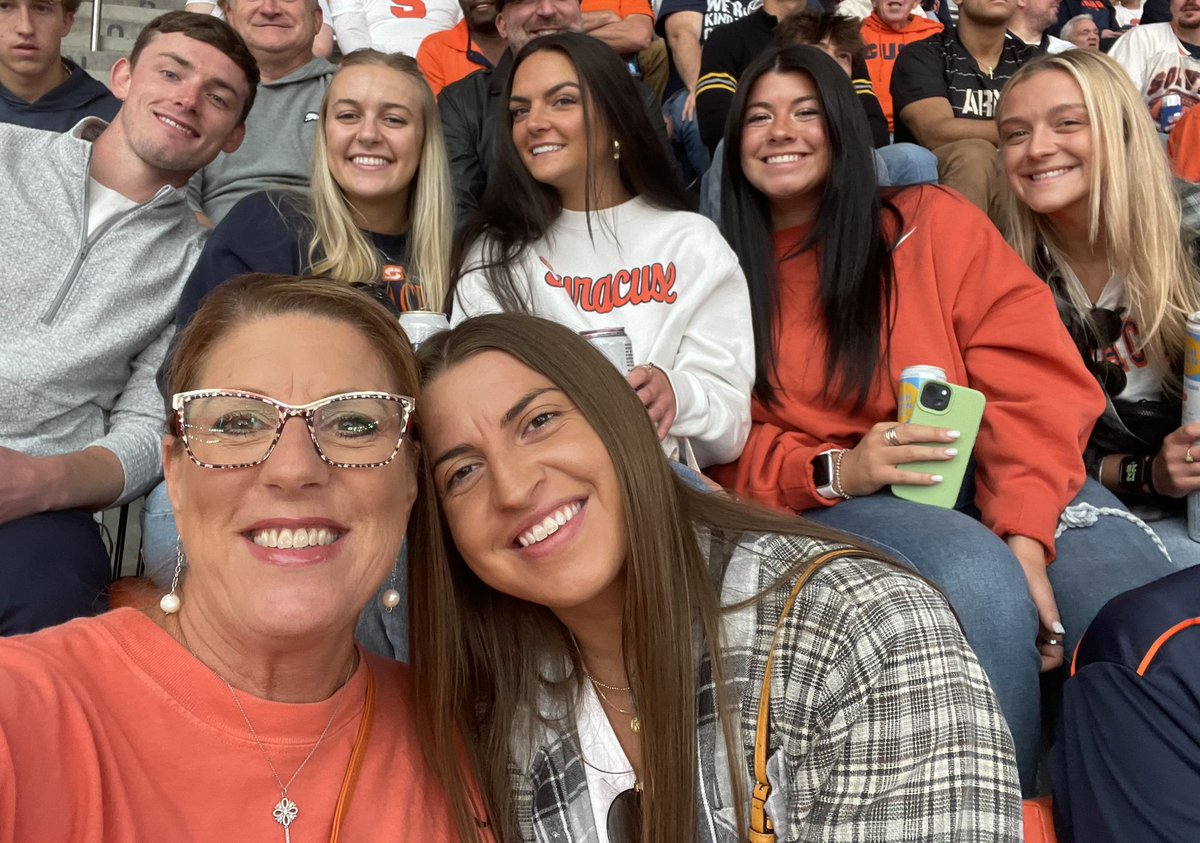 MmeHarter's tweet photo. Go ‘Cuse!🍊🏈#cusesuperfan https://t.co/YH3jNxpog1