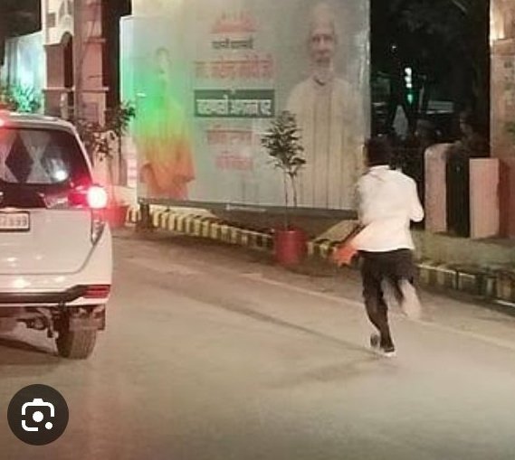 यूपी के वाराणसी में आज एक बेरोजगार युवक फाइल लेकर PM मोदी की गाड़ी के पीछे भागने लगा.

गाजीपुर का रहने वाला युवक सेना भर्ती की तैयारी करता है. नौकरी न लगने से परेशान है.

वो PM से मिलकर अपनी बेरोजगारी का हाल बताना चाहता था.