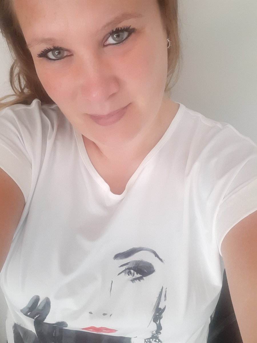 Saturday Night Selfie

(En met dit nieuwe witte shirt aan, at ik pizza en het is nog steeds wit 🎉. Ik wil niet zeggen dat ik volwassen ben, want dan had ik wel iets anders aangetrokken, maar heb wel een keertje iets gegeten zonder te morsen en dat is al heel knap)