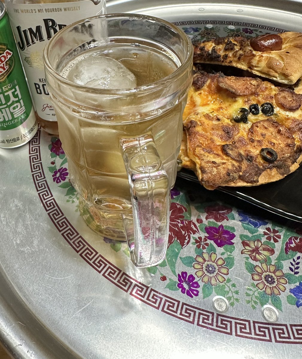 세정이누나가 피자 치킨 추천해 줬었는데 집에 너무 늦게도착해서 같이 파는곳이 없어서 피자만 시켜서 가족들 주고 남은 피자랑 하이볼 냠냠😇🥰