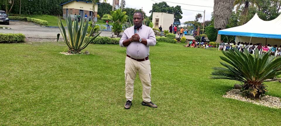 MusanzeDistrict's tweet photo. Uyu munsi, Umuyobozi w' Ishami ry' Imiyoborere Myiza mu Karere @clementon2005 , Umuhuzabikorwa wa @YouthMusanze @RobertByiri n' Umukozi ushinzwe Ingo Mbonezamikurire  bifatanyije na Diyoseze ya #Ruhengeri, Rich na @Imbuto mu bukangurambaga bwo kurwanya indwara zo mu mutwe. https://t.co/n0wWa3Vpqy