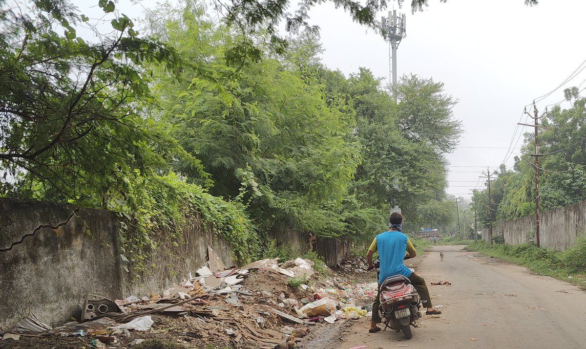 Chandan47sarkar's tweet photo. @CommissionerVmc 
Meat and poultry waste being regularly dumped near Orchid Bungalows Akshar chowk OP road ward number 6 can VMC take action on the people doing it (refer photographs) https://t.co/L25oh4SjCj