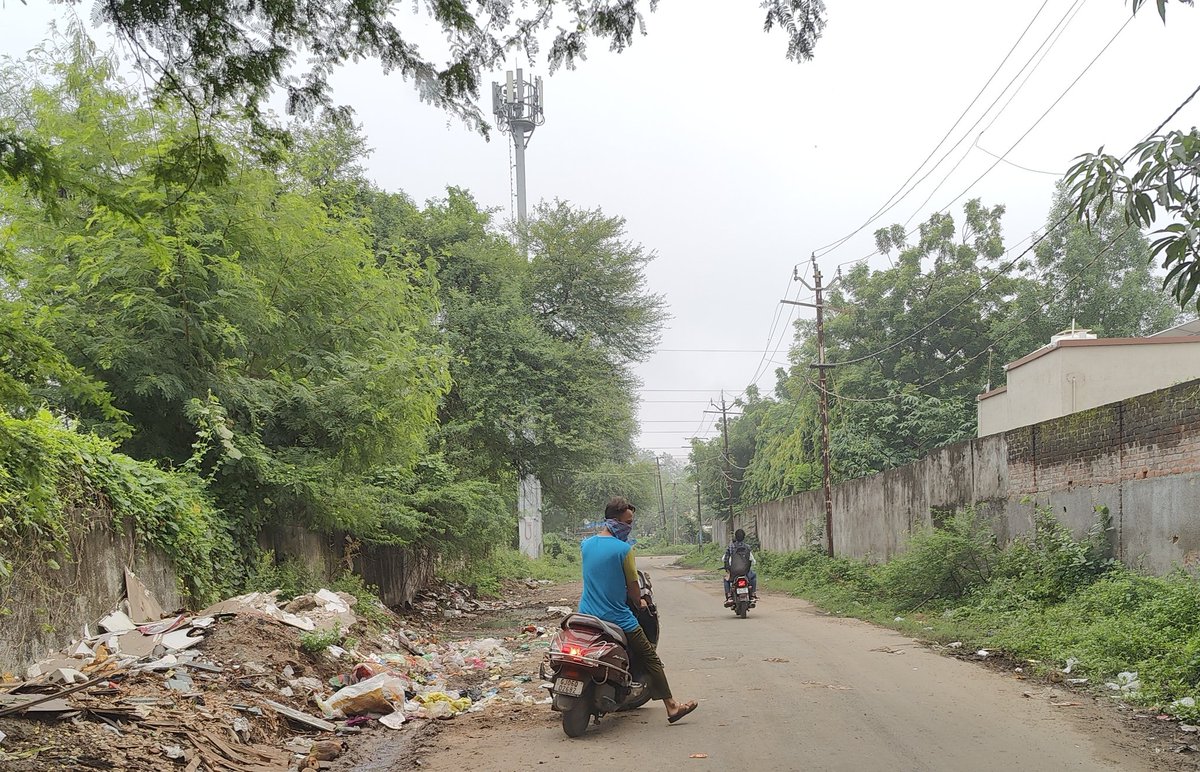 Chandan47sarkar's tweet photo. @CommissionerVmc 
Meat and poultry waste being regularly dumped near Orchid Bungalows Akshar chowk OP road ward number 6 can VMC take action on the people doing it (refer photographs) https://t.co/L25oh4SjCj