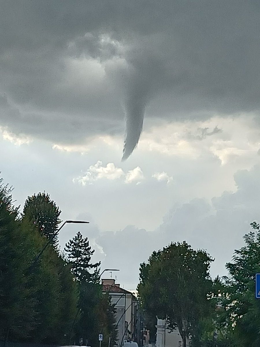 GJauseau's tweet photo. 🌪️Nouvelle #tornade dans la plaine du Pô en Italie ; elle a touché terre à #Borgoricco, à proximité de la ville de Padova. Des dégâts ont été signalés. https://t.co/WU3otRrv6k