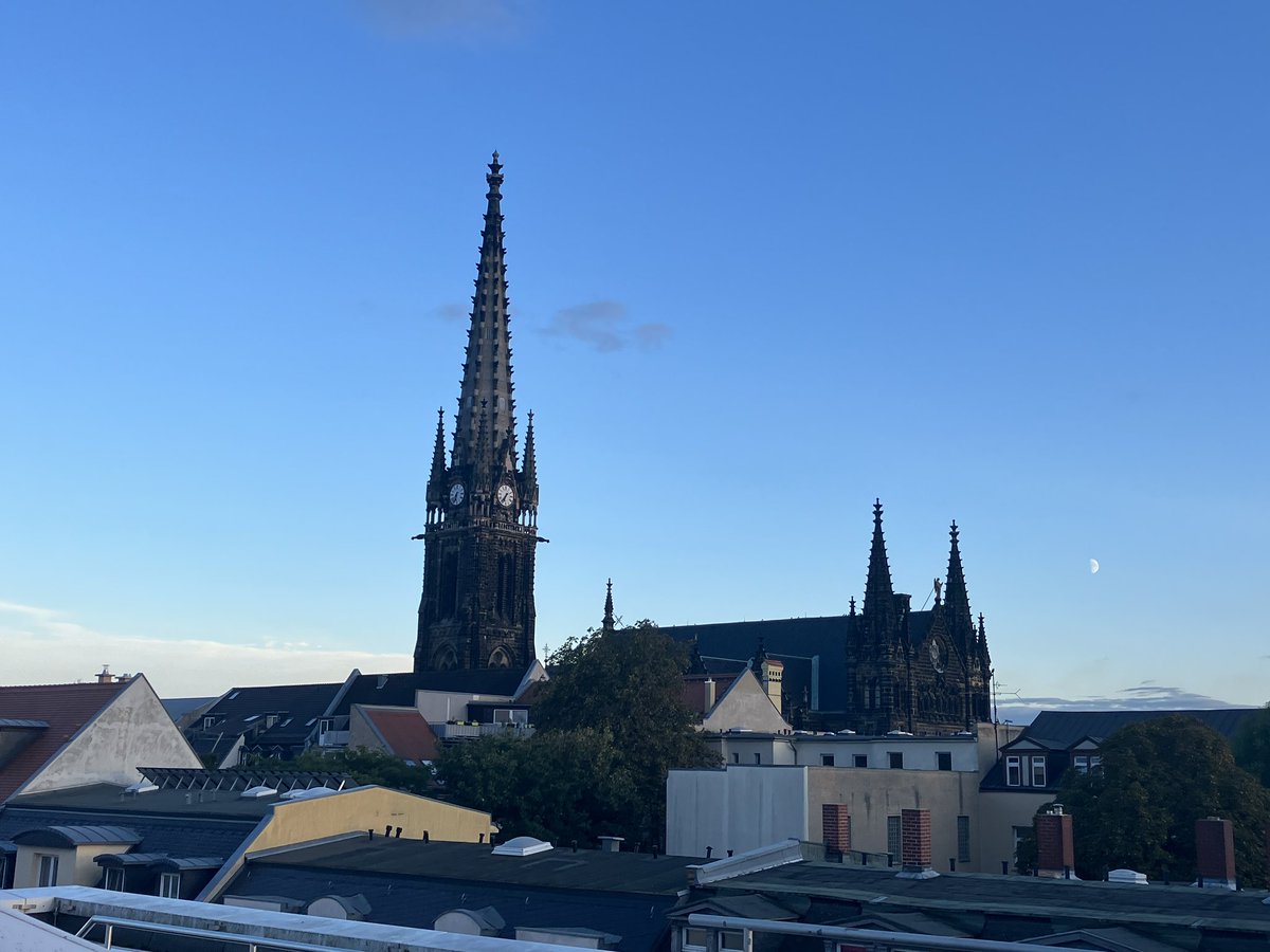 EHeitkmper's tweet photo. @quote_pro die erste #Roadshow über den Dächern von Leipzig geht zuende, vielen Dank @LVZ @hannah_suppa für die nette Gastfreundschaft, die Runde für Netzwerken, konstruktive Ideen, kluge Gedanken! @abireport @JuliaKrittian @annelenam #frauenandiespitze https://t.co/QPayoMxGvD