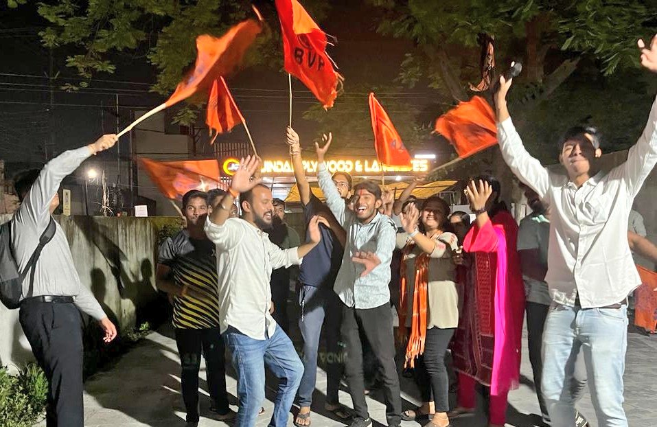 abvpcg's tweet photo. DUSU चुनाव में @ABVPVoice की ऐतिहासिक जीत के उपलक्ष्य में प्रांत संगठन मंत्री श्री @maheshprasad88, प्रांत मंत्री श्री @CGManojVaishnav ने प्रांत कार्यालय  रायपुर में कार्यकर्ताओं के साथ पूरे उत्साह से आतिशबाज़ी कर जश्न मनाया। 
#ABVPWinsDUSU #DUSUElection2023 https://t.co/NvqsGjAuCX