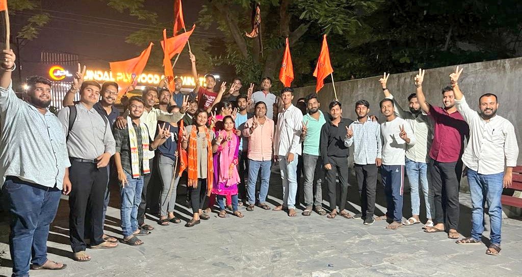 abvpcg's tweet photo. DUSU चुनाव में @ABVPVoice की ऐतिहासिक जीत के उपलक्ष्य में प्रांत संगठन मंत्री श्री @maheshprasad88, प्रांत मंत्री श्री @CGManojVaishnav ने प्रांत कार्यालय  रायपुर में कार्यकर्ताओं के साथ पूरे उत्साह से आतिशबाज़ी कर जश्न मनाया। 
#ABVPWinsDUSU #DUSUElection2023 https://t.co/NvqsGjAuCX