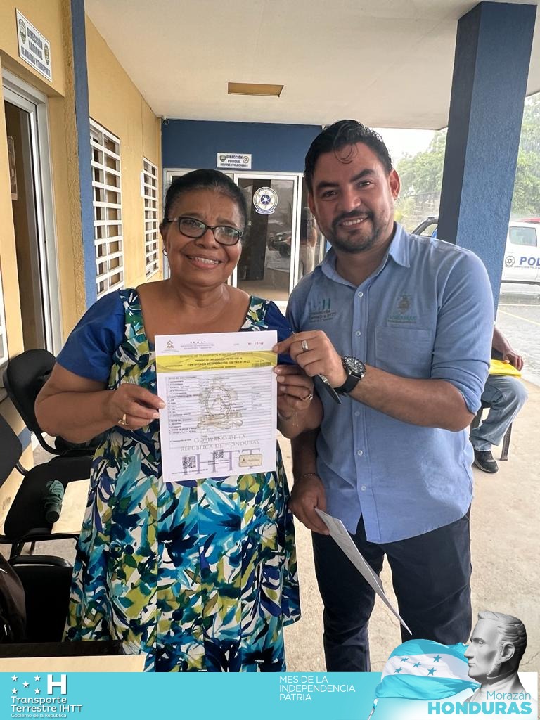 IHTT_HN's tweet photo. 📍Islas de la Bahía
El #IHTT continúa con la organización y legalización del transporte del país, a través de la entrega de certificados de operación en Roatán.

El equipo técnico del #IHTT entregó hoy sábado, más certificados,  atendiendo solicitudes de Renovaciones Automáticas. https://t.co/k68SgOuGgo