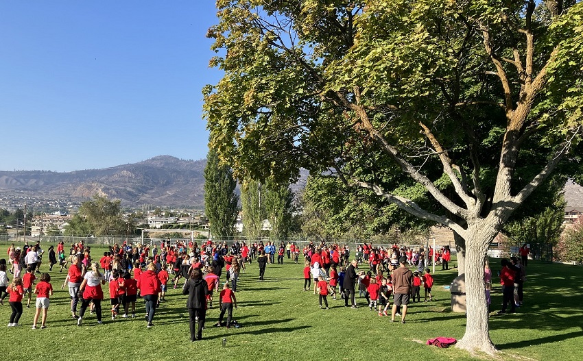 #DearTerry Fox inspires #sd53's OSE Nighthawks in @SSimilkameen. Lets raise 3k+ for <a href="/terryfoxcanada/">Terry Fox Foundation</a> and cancer research. 
Thanks for the activation, <a href="/remiller001/">Ryan Miller</a>! 
Donate here: schools.terryfox.ca/32404
#k12education #bced #edleaders  #TerryFoxRun