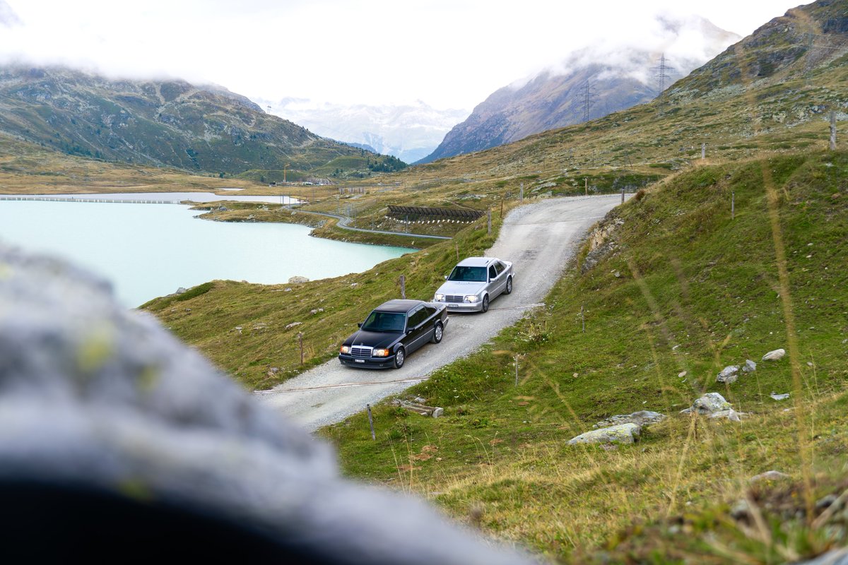 LaMontre18's tweet photo. Lorsque deux Mercedes-Benz 500E se rencontrent dans les Alpes Suisses 🏔 https://t.co/bg2hsKoASD
