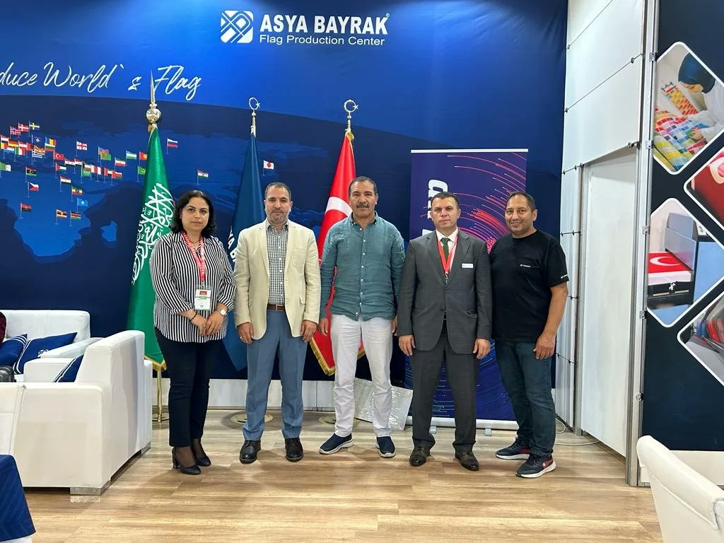 iosidorgtr's tweet photo. Yönetim Kurulu Başkan Vekilimiz Sn.Murat Duman ve Sn.İsmail Kocaahmet ile birlikte Genel Sekreterimiz Sn.Recep Özen'i ( SB Reklam) ve değerli üyemiz Sn.Ahmet Çilkaya 'yı(Asya Bayrak) SIGN İSTANBUL Fuar stantlarında ziyaret ettik. Hayırlı işler dileklerimizle... https://t.co/vjvlo4qcb8
