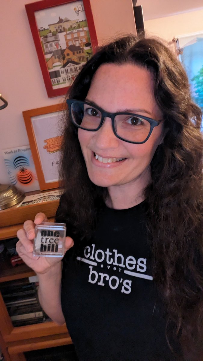yems28's tweet photo. Hmm, maybe I'll check out the show that's on after Gilmore Girls on the WB tonight.. it might be good. 20 years later. #OTH #OTHDay #20YearsOfOTH #OneTreeHill @SophiaBush @HilarieBurton @DramaQueensOTH https://t.co/08Sp5KvPhf