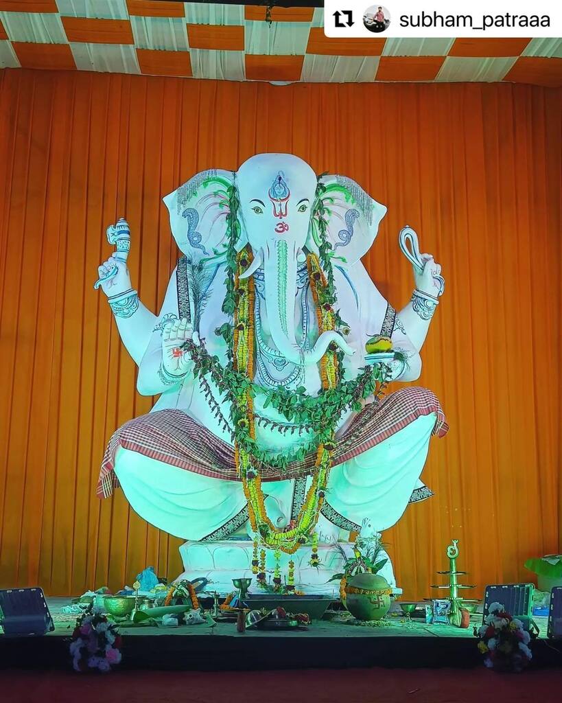 BBSRBuzz's tweet photo. #bhubaneswarbuzz pic by #Repost @subham_patraaa 
・・・
Nuapada x Cuttack Ganesh puja 2023

#cuttackbuzz #Cuttack #odisha #odishabuzz #ganeshchaturthi #nuapadaganeshpuja2k23 #streetphotography #moodisha #odishatourism #odishaphotographers #odishashines #realme9proplus #instagra… https://t.co/eKmXFPkqjo