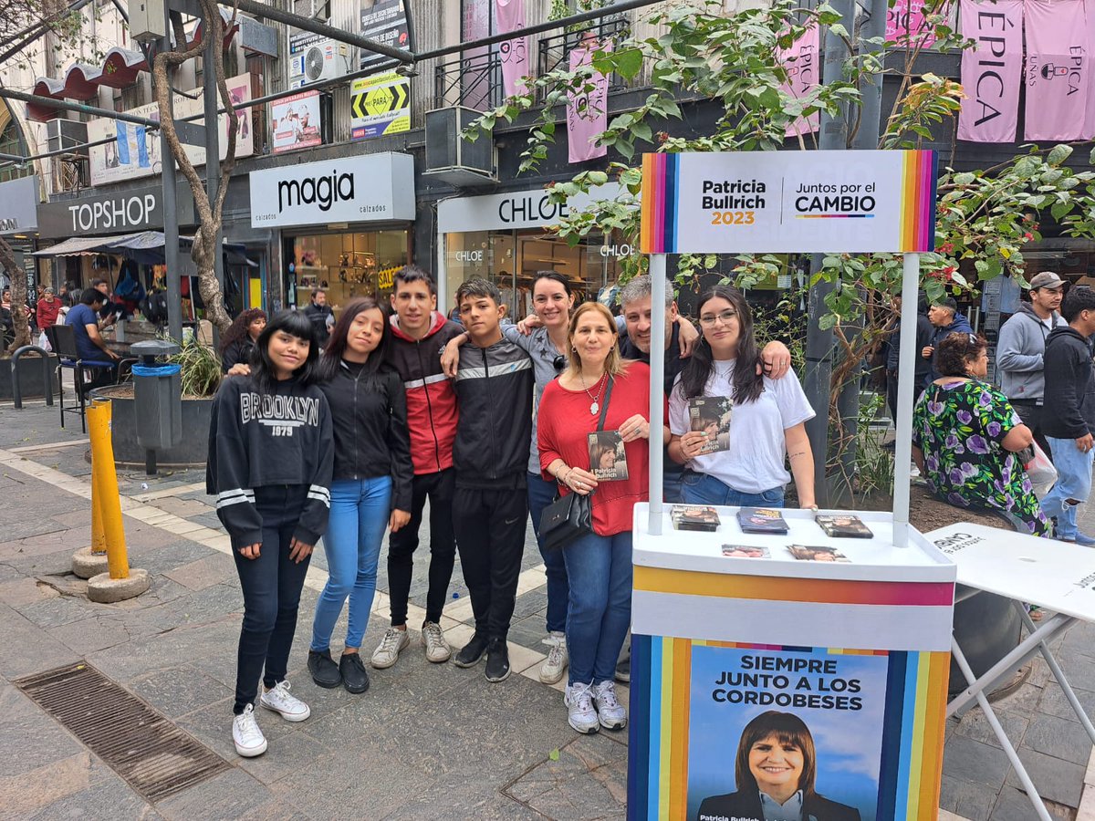 Sábado de peatonal en el centro de Córdoba. Llevamos el mensaje de <a href="/PatoBullrich/">Patricia Bullrich</a> y <a href="/luispetri/">Luis Petri</a>
#EsAhora y Es para siempre. #CordobaConPatricia