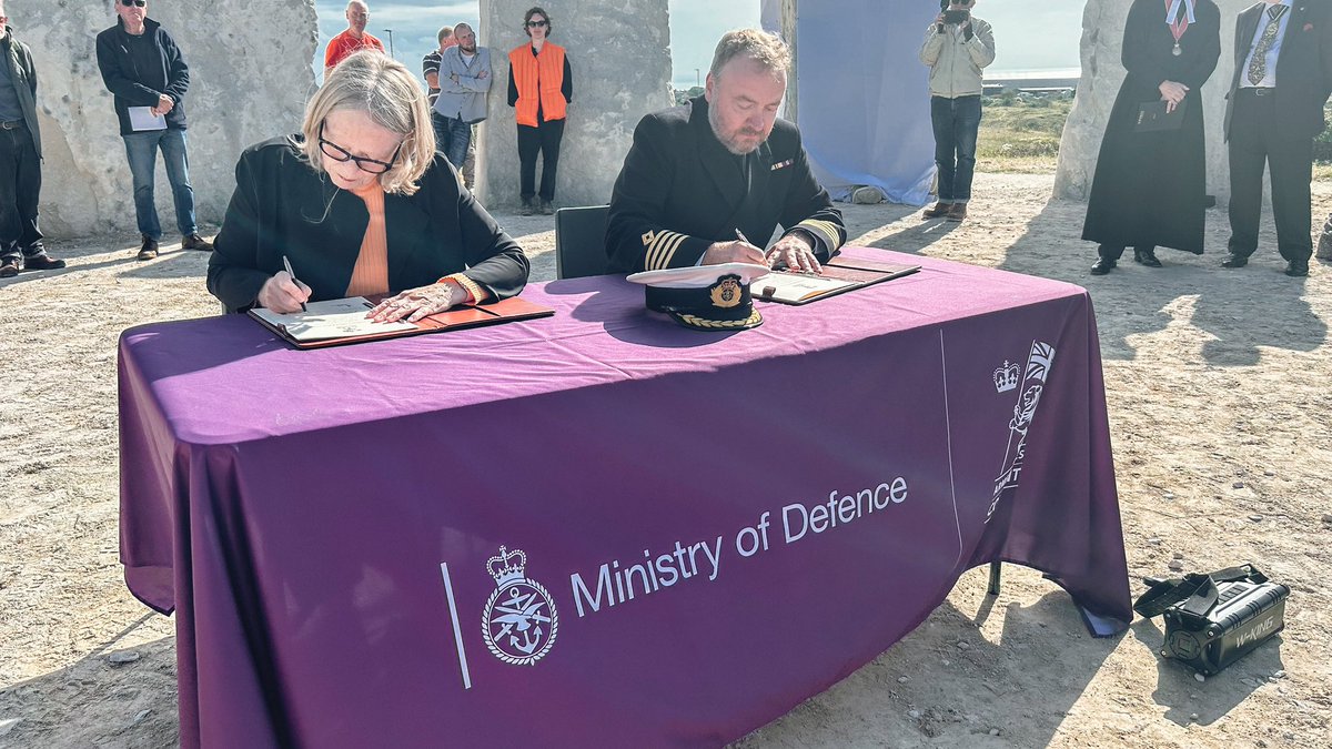 CaptAliClack's tweet image. A pleasure to represent @DefenceHQ at Portland Sculpture and Quarry Trust signing of AFC and unveiling of Wren’s Stone by Dean of @StPaulsLondon
@CoMasons
@StoneWorkSpace
@WRFCA
@LovePortlandUK