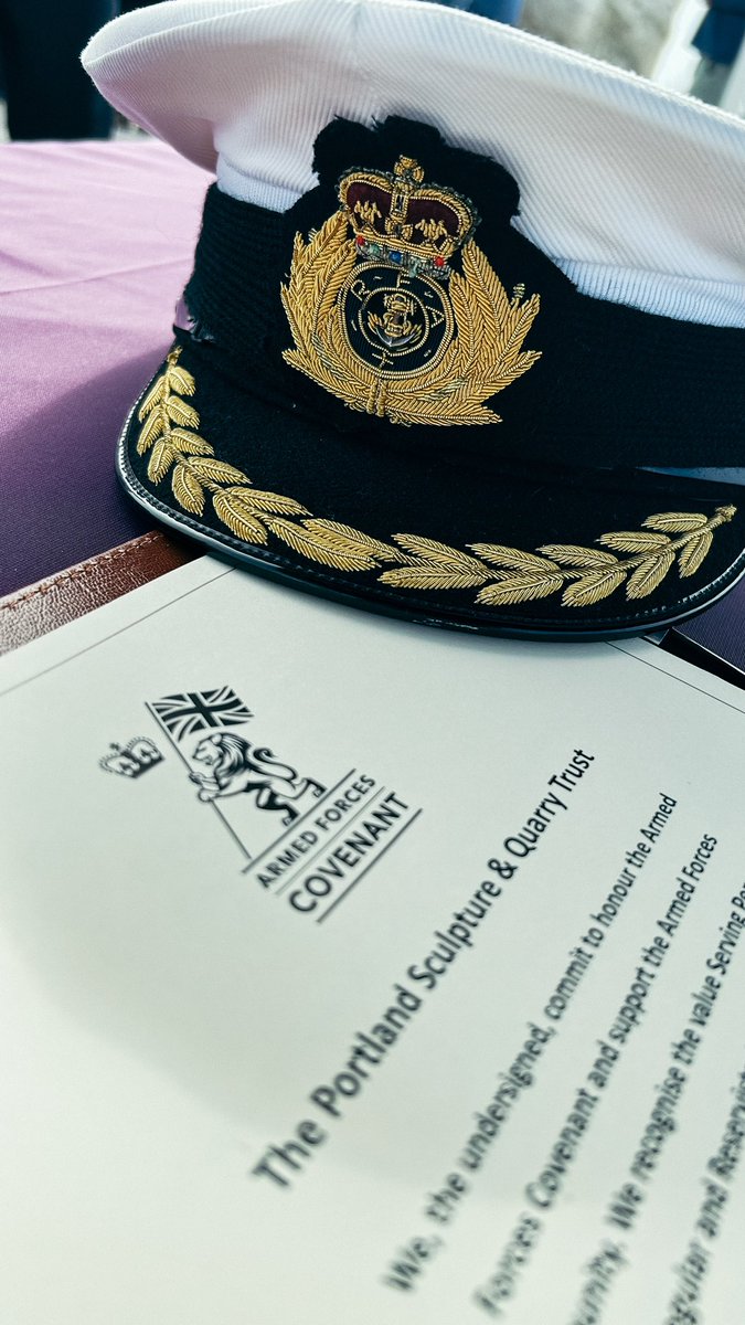 CaptAliClack's tweet image. A pleasure to represent @DefenceHQ at Portland Sculpture and Quarry Trust signing of AFC and unveiling of Wren’s Stone by Dean of @StPaulsLondon
@CoMasons
@StoneWorkSpace
@WRFCA
@LovePortlandUK