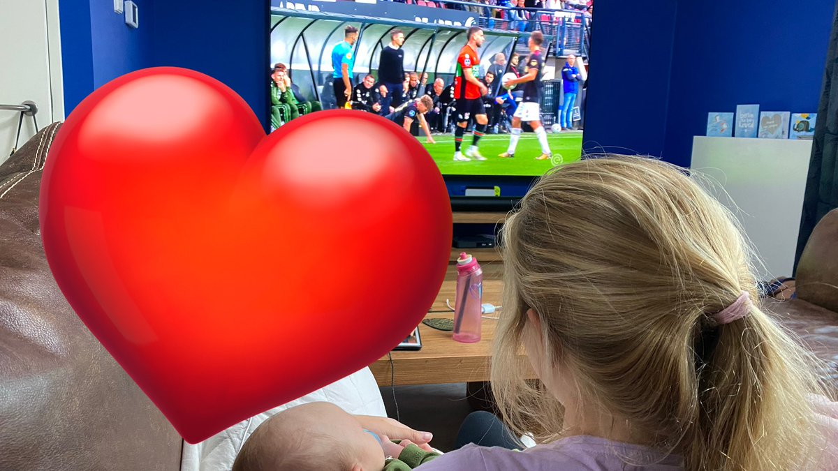 MrFanatic030's tweet photo. Het #Jochie begon te krijsen in de bak.  Nu kijken hij en zijn grote zus naar #necUTR #Uuuuu wat daggie wat:
Stil… 😅

#MetDePapLepel @necnijmegen vs @fcutrecht https://t.co/tORuF9dp6y