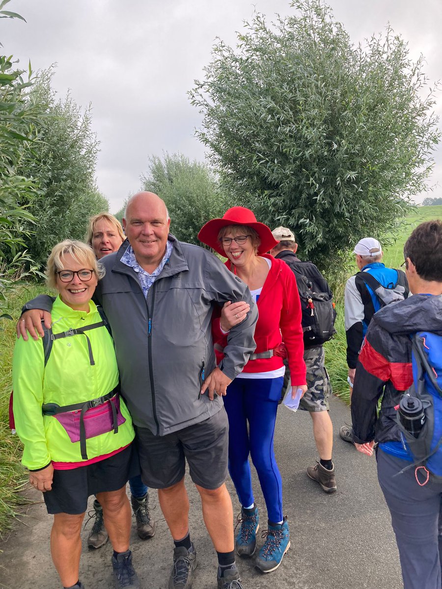 HofsteeWiep's tweet photo. Even poseren met Angelique voor de familie app. Direct springen er een aantal fans bij.
#todn2023 https://t.co/bzKXFnqIxt
