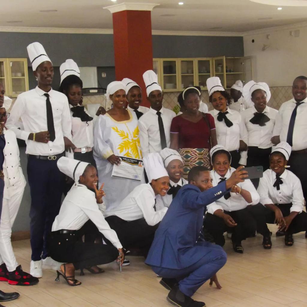 Vyari ivyishimo ntangere kuri uyu munsi munyubakwa za BE YOU FAMILY 

Aho hari hiriwe haratangwa impamyabushobozi (Certificats) kubanyeshure bari bamaze ikiringo c'amezi atatu bigishwa gukinjika kurugero mpuzamakungu 

#BeYouFamily
#Isasetv
#culinary