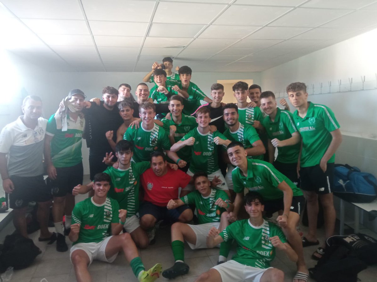 🟢 JUVENILES 🟢 

No podían empezar mejor nuestros juveniles la temporada.

Primera victoria por 2-1 con goles de Cristian y Ruben frente al la EF Espanyol de Badajoz.

Aquí os dejamos la foto de la celebración en el vestuario .

Vamos!!