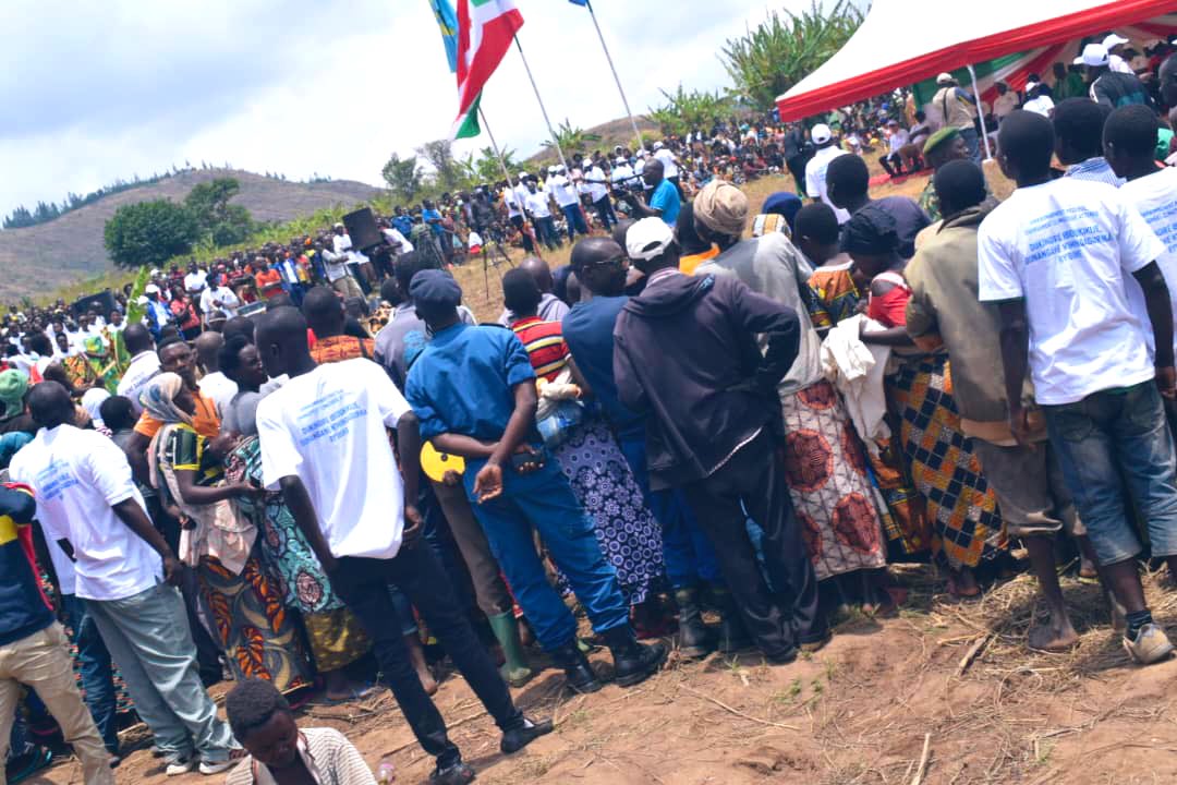 KwaNtare's tweet photo. #Burundi Icegera c'Umukuru w'Igihugu Nyakwubahwa  Prosper #Bazombanza, kuri uyu wa 22 nyakanga 2023, yarateye iteka, mu ntara ya @RuyigiProvince, ibirori vyo guhimbaza umusi mpuzamakungu wahariwe ibidukikije, umwaka w' 2023. https://t.co/YjJ0kzTBiO