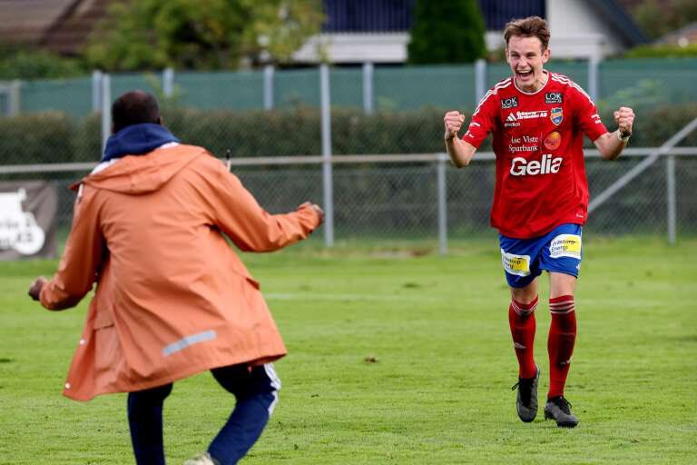 Hur orkar man egentligen?!
Helt överlägsna första halvlek, ingen utdelning och plötsligt ryggen mot väggen och en man mindre med 15 min kvar att spela.
DÅ avgör vi. Herregud vilka killar. 
Derbyälsklingarna❤️💙

📸: Sören Turesson
