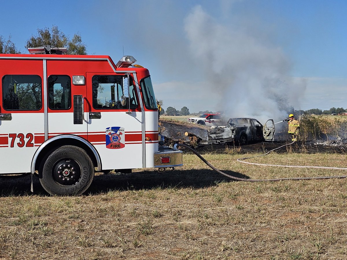 WichitaWestFire's tweet photo. Your Wichita West Firefighters assisted the Iowa Park Volunteer Fire Department on a vehicle fire, which spread into a grassfire, in the 700 block of FM-367. The fire was contained to less than one acre. 

#wwvfd #wichitawestfire #bestinthewest https://t.co/XCyfQcgpF6