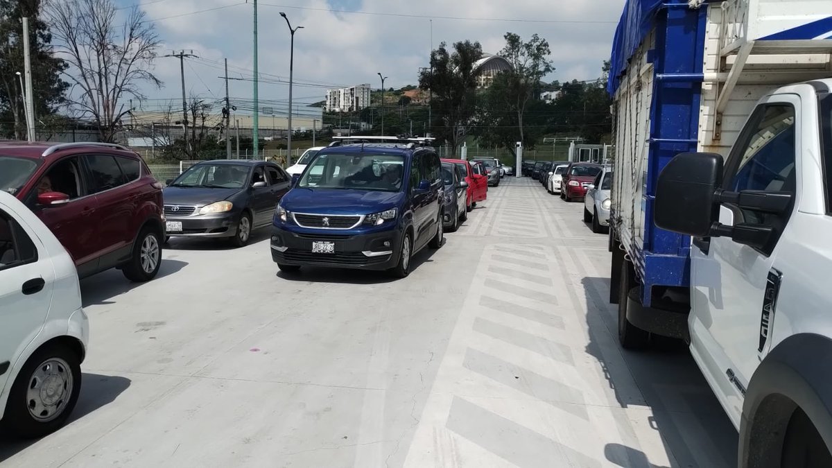 Trafico_ZMG's tweet photo. Denuncian caos en el verificentro CVR0010 de avenida Colón y periférico. El personal está rebasado y no atienden a los que hicieron cita más temprano, la fila es larga y también está generando tráfico vial. 
Automovilistas se quejan del descontrol y falta de atención del personal. 

Atención @SemadetJal @GobiernoJalisco